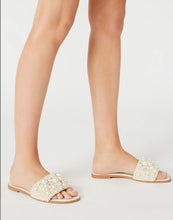 Load image into Gallery viewer, Steve Madden Pearl Sandals
