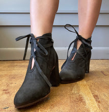 Load image into Gallery viewer, Black Tie Booties
