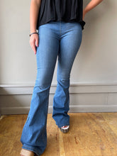 Load image into Gallery viewer, Free people jeans
