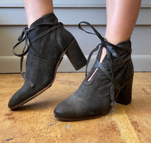 Load image into Gallery viewer, Black Tie Booties
